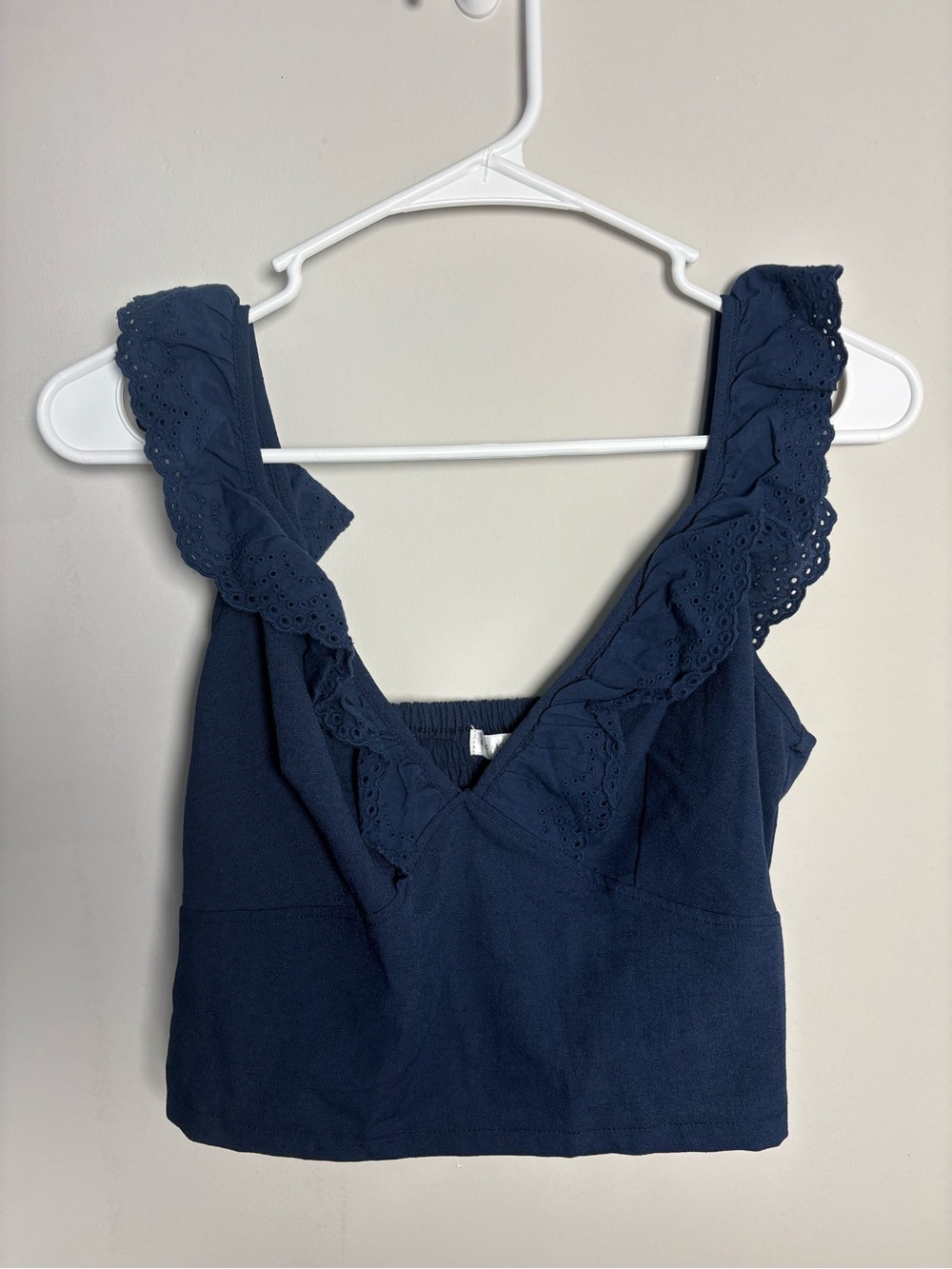Eyelet Ruffle V‑Neck Cropped Tank Top — Navy